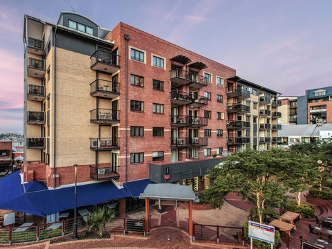 Central Brunswick Apartment Hotel - Winery Find 1