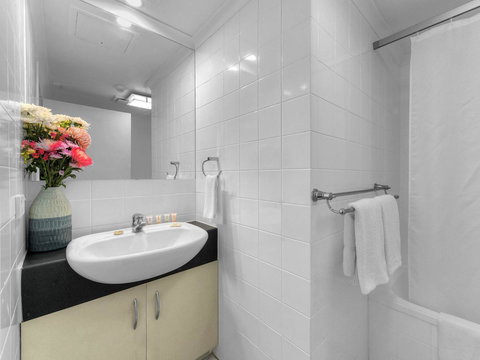 Central Brunswick Apartment Hotel - Winery Find 21