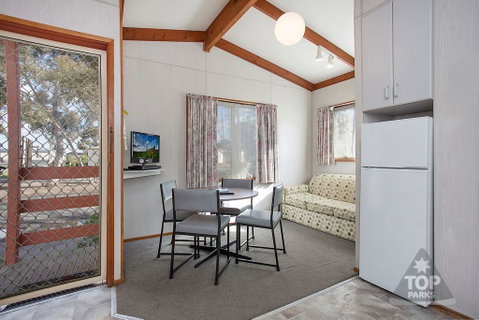 Wimmera Lakes Caravan Resort - Winery Find 3