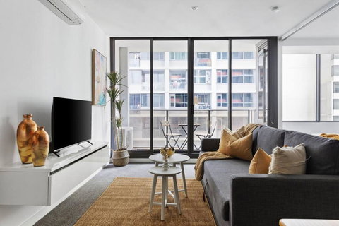 A Chic 2BR Apt Near Southern Cross, With Secure Parking - Winery Find 0