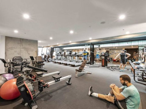 A Chic 2BR Apt Near Southern Cross, With Secure Parking - Winery Find 3