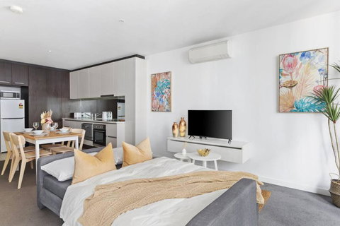 A Chic 2BR Apt Near Southern Cross, With Secure Parking - Winery Find 4