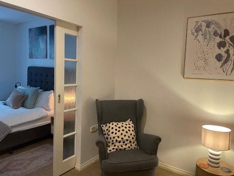 A City Oasis - Full Apartment With Balcony - Winery Find 2