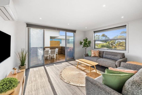 A Wave From It All Ocean Glimpse Central Torquay - Winery Find 0