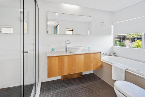 Airlie Beach Townhouse - Winery Find 2
