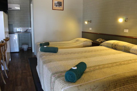 Barcaldine Country Motor Inn - Winery Find 3