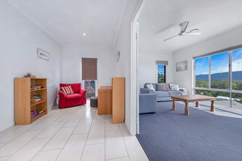 Viewpoint Holiday Home - Cannonvale - Winery Find 7