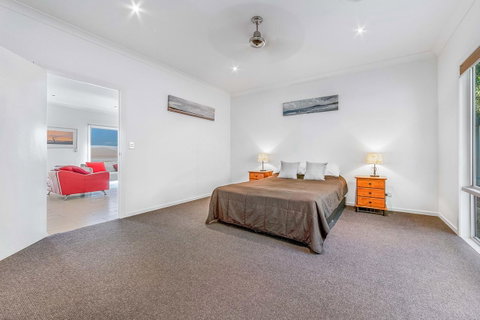 Viewpoint Holiday Home - Cannonvale - Winery Find 12