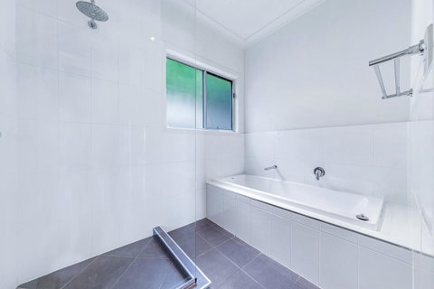 Viewpoint Holiday Home - Cannonvale - Winery Find 14
