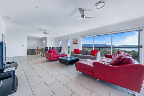 Viewpoint Holiday Home - Cannonvale - Winery Find 4