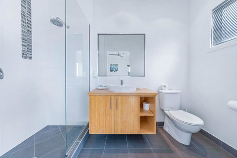 Viewpoint Holiday Home - Cannonvale - Winery Find 15