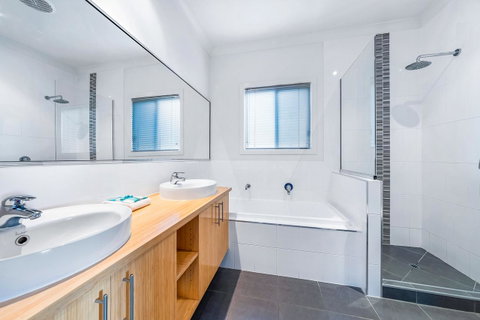 Viewpoint Holiday Home - Cannonvale - Winery Find 13