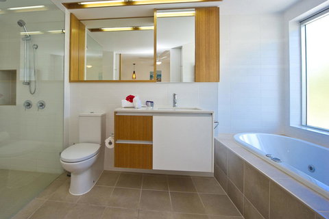 Maggies Beachfront Apartment 5 - Winery Find 8