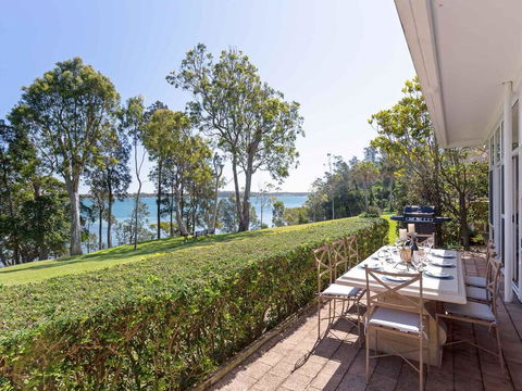 'Corlette Waterfront', 2/44 Danalene Parade - Waterfront Luxury, WIFI, Aircon, Boat Parking - Winery Find 2