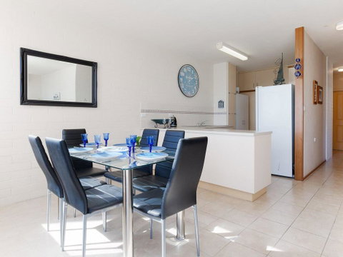 1 'Little Hut', 20 Kurrawa Close - Spectacular Water Views, NBN & Air Conditioned - Winery Find 3