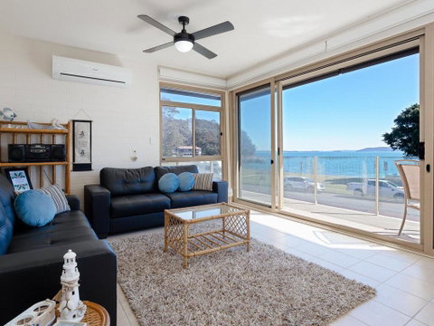 1 'Little Hut', 20 Kurrawa Close - Spectacular Water Views, NBN & Air Conditioned - Winery Find 2