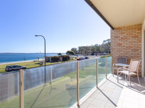 1 'Little Hut', 20 Kurrawa Close - Spectacular Water Views, NBN & Air Conditioned - Winery Find 0