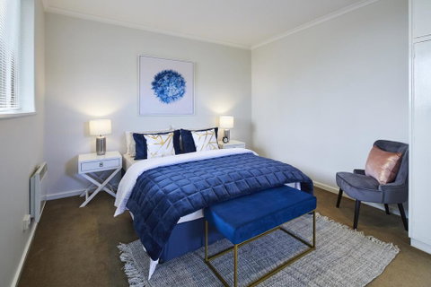 1 Bdrm Top Floor Apt With Sunroom - Winery Find 0