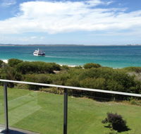 11 'Luskin Lodge' 29 Weatherly Close - stunning water views - Winery Find