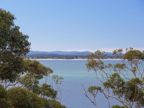 12 'Thurlow Lodge', 6 Thurlow Avenue - Water Views, Pool And Central Location - Winery Find 0