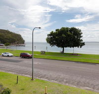 2 'Little Hut' 20 Kurrawa Close - Stunning water views of Little Beach - Winery Find