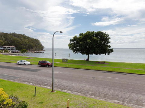 2 'Little Hut' 20 Kurrawa Close - Stunning Water Views Of Little Beach - Winery Find 0