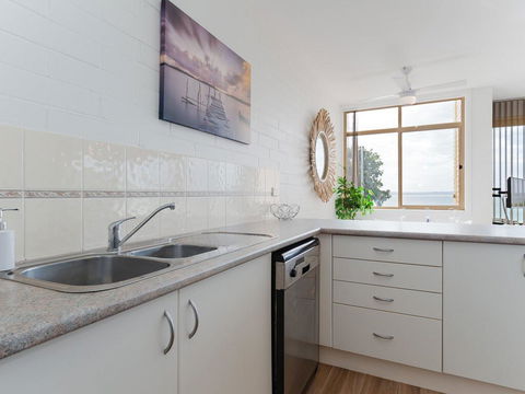 2 'Little Hut' 20 Kurrawa Close - Stunning Water Views Of Little Beach - Winery Find 3