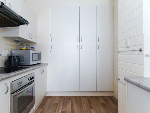 2 'Little Hut' 20 Kurrawa Close - Stunning Water Views Of Little Beach - Winery Find 1