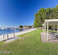 2 'Westpoint' 2 Thurlow Avenue - ground floor linen supplied views - Winery Find