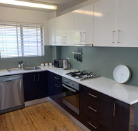 2 Bed Bar Beach Apartment - stroll to beach  cafes supermarket apartment 6 - Winery Find