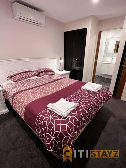 Black & White Delight - 2bd 2bth Apt - Braddon - Winery Find 1