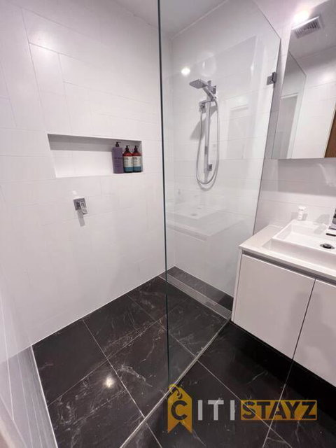 Black & White Delight - 2bd 2bth Apt - Braddon - Winery Find 2