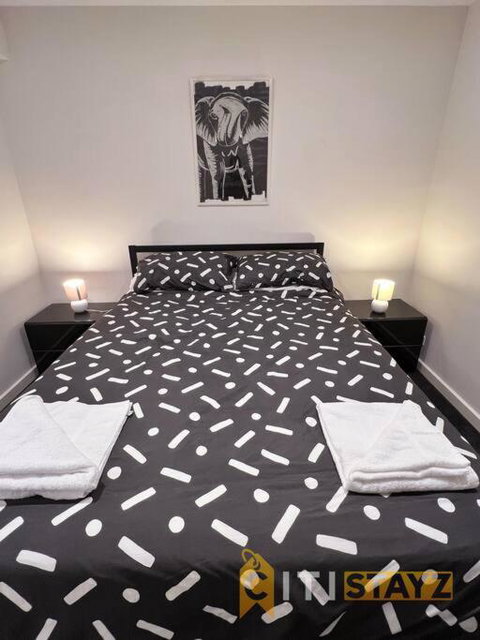 Black & White Delight - 2bd 2bth Apt - Braddon - Winery Find 4