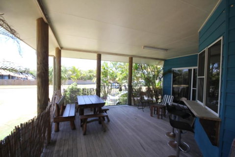CASTAWAY BEACH HOUSE- NO Parties - NO Pets - Winery Find 3