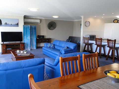 3 'Paradiso', 4 Laman Street - Aircon, Pool, Heart Of Town, Water Views - Winery Find 2