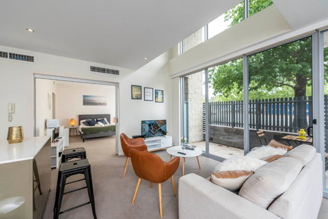 3 BDR Stylish City Retreat // Close To All And Everything In Canberra - Winery Find 2