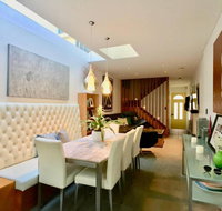 3 Storey Home Close Walk to Fox Studios SCG  City - Winery Find