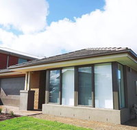 5Bed 2Bath Family House in Werribee - Winery Find