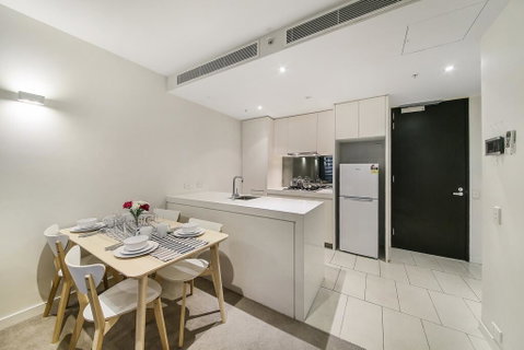 A Central & Cozy 2BR Apt Near Federation Square - Winery Find 2