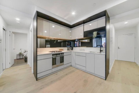 A Modern 2BR Apt, 5-min Walk To Melbourne Central - Winery Find 2