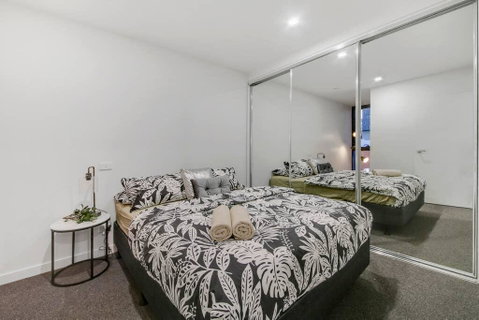 A Modern 2BR Apt, 5-min Walk To Melbourne Central - Winery Find 1