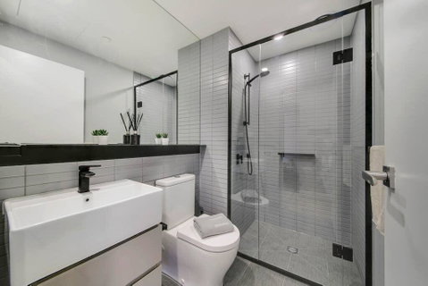 A Modern 2BR Apt, 5-min Walk To Melbourne Central - Winery Find 3