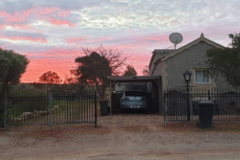 A Real Bush Retreat. Kangas, Emus & Starry Skies. - Winery Find 1