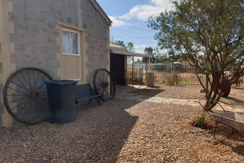 A Real Bush Retreat. Kangas, Emus & Starry Skies. - Winery Find 3