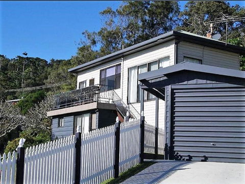 AAA Views, 2 View Street - Winery Find 1