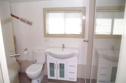 AAA Views, 2 View Street - Winery Find 3