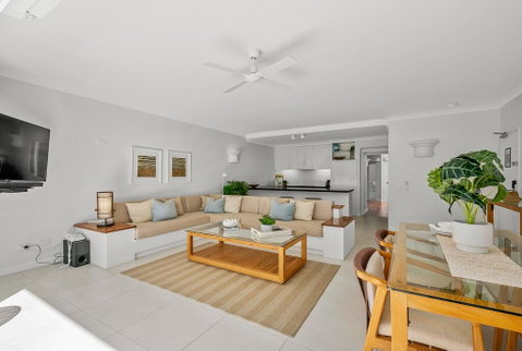 Absolute Beachfront Apt. In Alamanda Beachfront Resort (14) - Winery Find 1