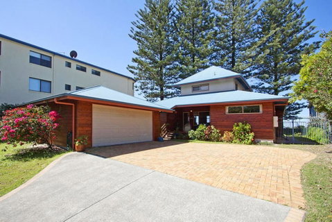 Absolute Beachfront At Hastings - Winery Find 1