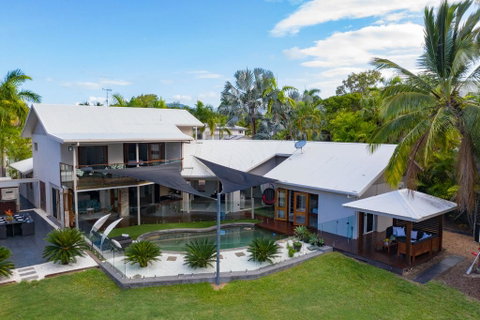 Absolute Lakefront - Port Douglas - Winery Find 1
