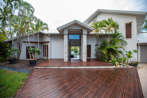 Absolute Lakefront - Port Douglas - Winery Find 2